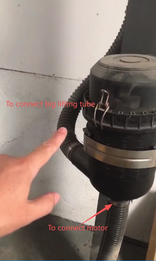 Fotografía original de conexiones: la línea lateral se identifica hacia el tubo de elevación y la inferior hacia la fuente de vacío. Compruebe las marcas e instrucciones del filtro instalado; no es una regla universal de orientación de puertos.