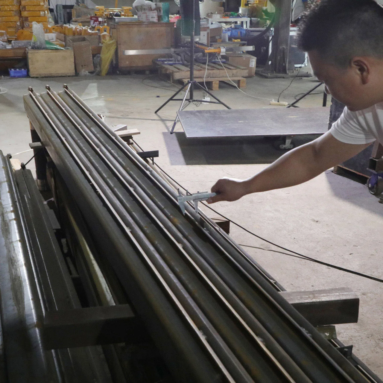 A component dimension check during equipment preparation. This photograph illustrates a workshop activity; it does not certify the completed lifting system.
