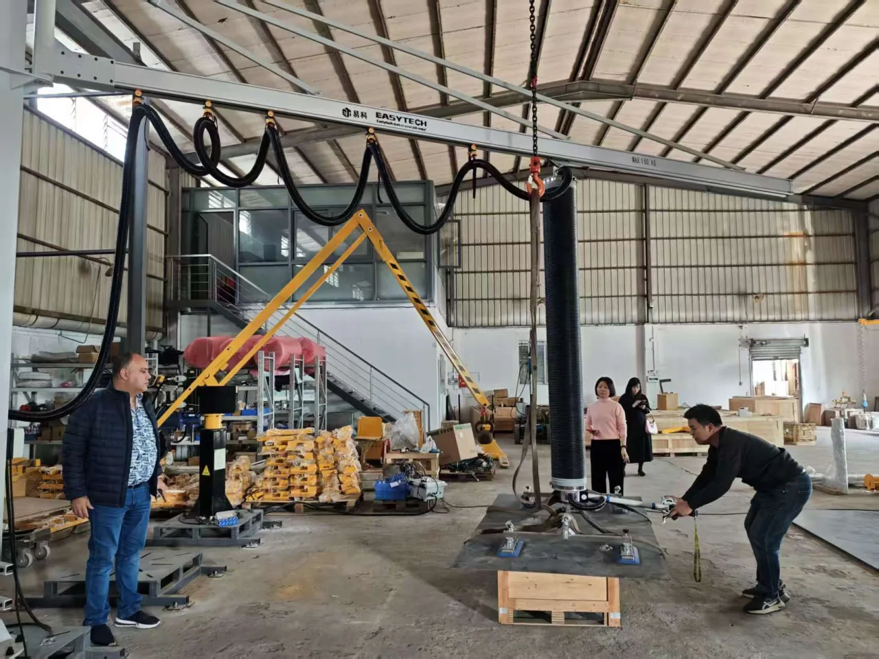 A handling demonstration with a workpiece in the workshop. This is an application reference, not a load test or a performance guarantee for every model.
